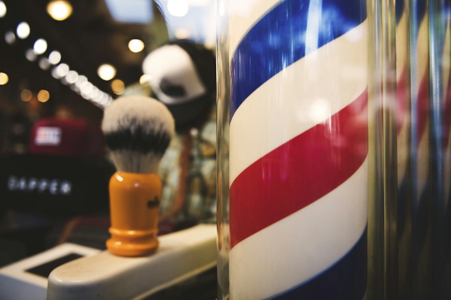 Poste de barbearia e pincel de barbear